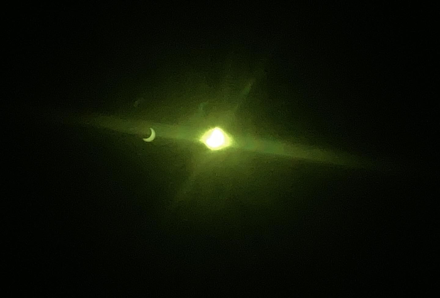 #Eclipse parcial 2023.El reflejo de los cristales de la cámara, junto con el cristal del filtro, creó un reflejo que permite apreciar el eclipse en el celular